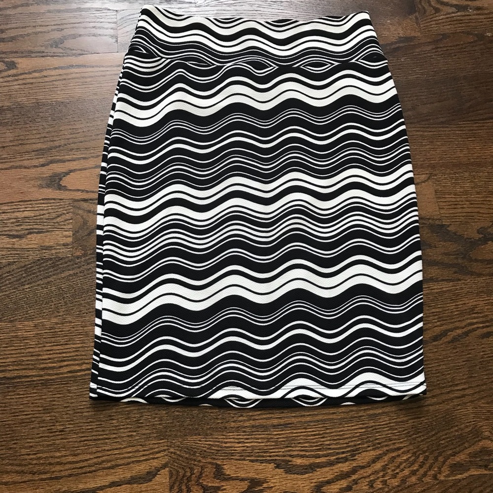 A Lularoe Cassie skirt size M